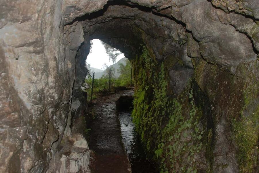 Caldeirão Verde: Queimadas PR9 Transfer and Self-Guided Hike - Waterfalls, tunnels, and the parts that need care