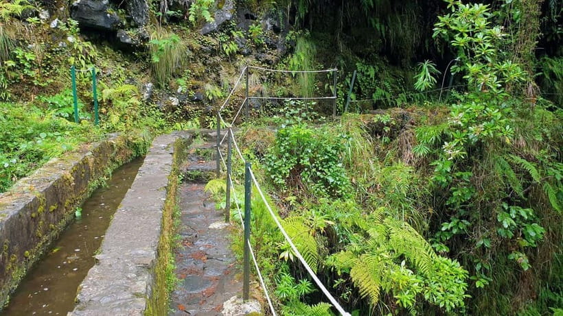 Caldeirão Verde: Queimadas PR9 Transfer and Self-Guided Hike - Self-guided freedom, with a clear trade-off