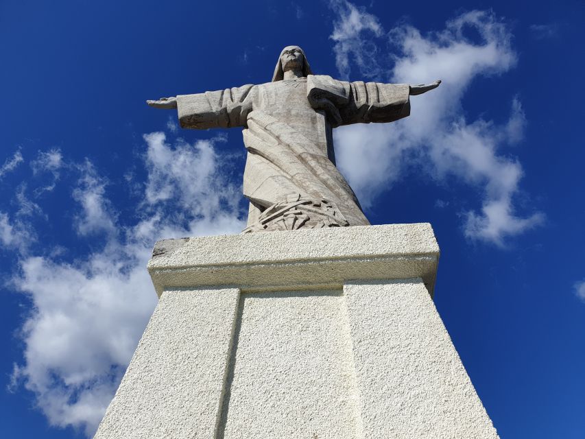 Cristo Rei & Garajau Tuk-Tuk Tour - What the guide adds to the ride