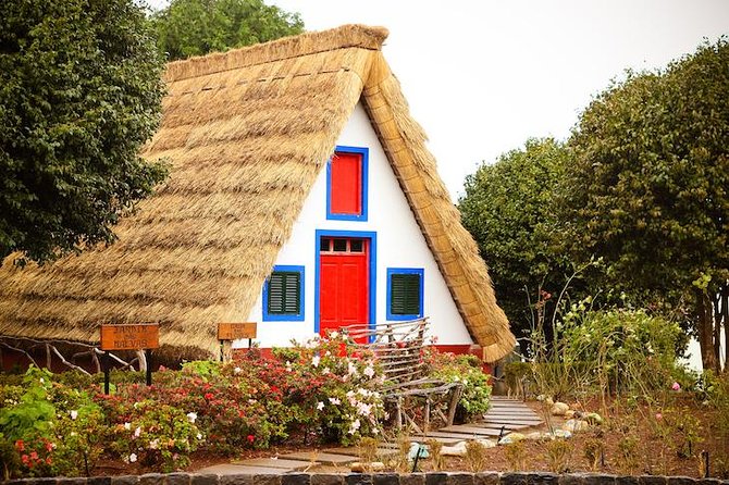 Discover The East - Madeira Island - Santana and the pointed-roof houses