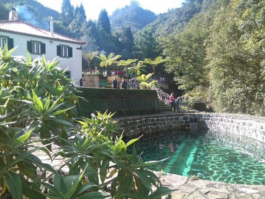 Eastern Madeira: Full-Day Tour with Rum Tasting - Santana, thatched houses, and a practical lunch break