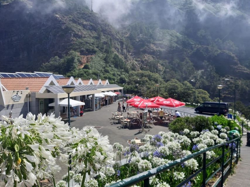 Eira do Serrado / Curral das Freiras (Nun's Valley) - A small group with several language choices