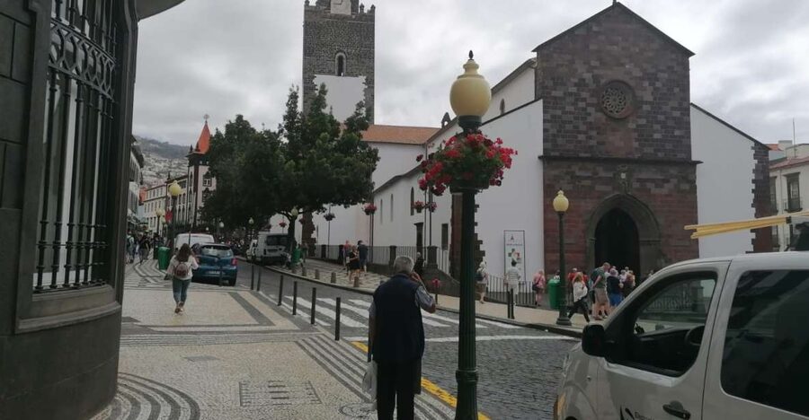 Funchal: Private Guided Tour of Historic Center by Tuk Tuk - The Cathedral and City Hall in one short route