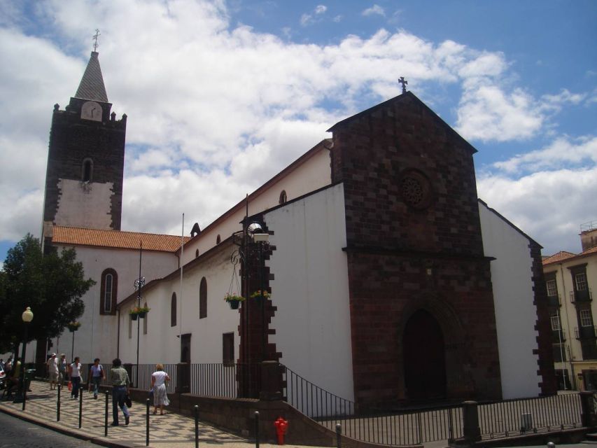 Funchal: Private Guided Walking Tour - Funchal Cathedral and its carved interior