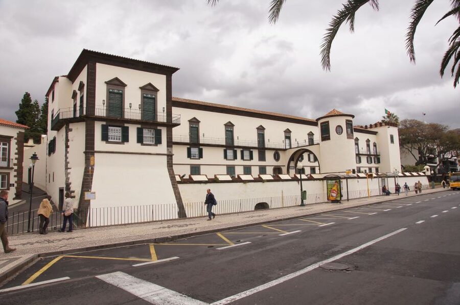 Funchal: Private Guided Walking Tour - The Old Town, Sea Avenue, and City Door
