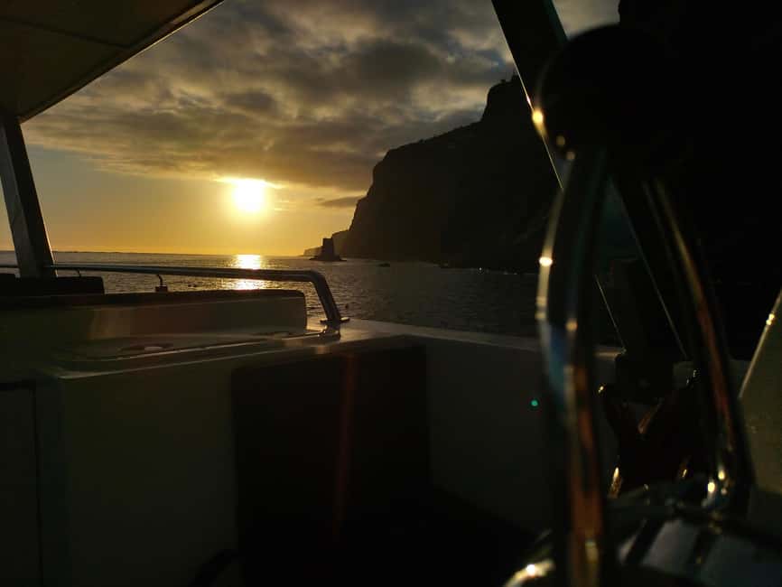 Madeeira: Sunset dinner cruise - Cabo Girão at sunset