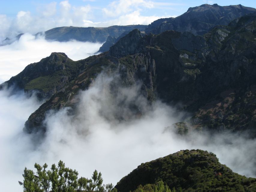 Madeira: Full-Day Pico Ruivo / Achada do Teixeira Walk - Picarouto and Madeira’s soaring rock formations