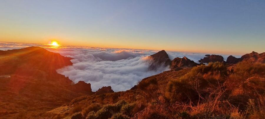 Madeira: Pico do Arieiro Sunrise with East and West Tour - Santana’s traditional houses in 30 minutes