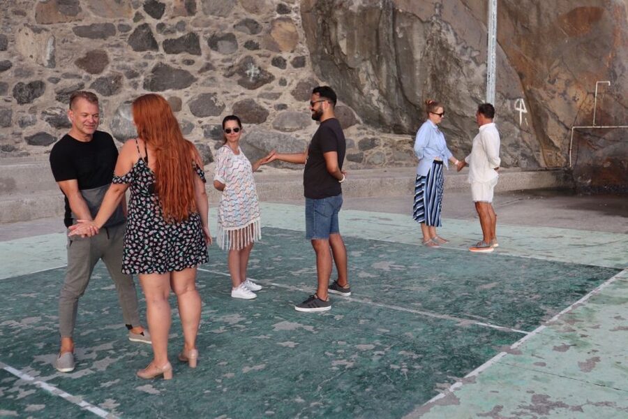 Madeira: Salsa and Bachata dance and discovery experience - What happens during the one-hour session