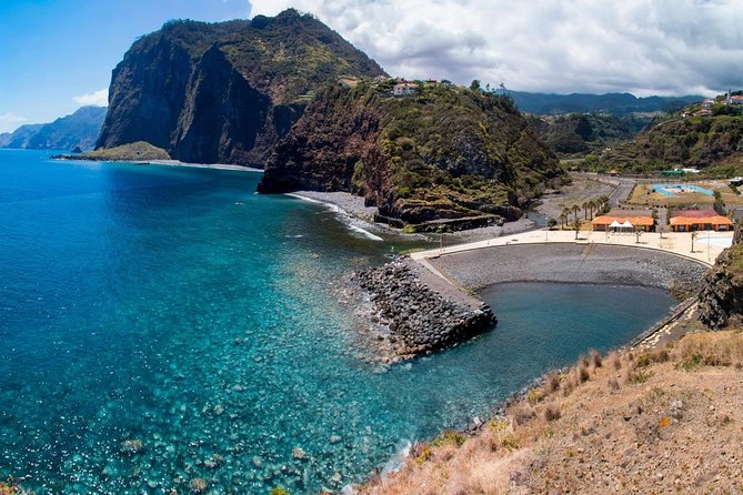 Magnificent East Tour - Santana: two hours for houses, food, and a proper break