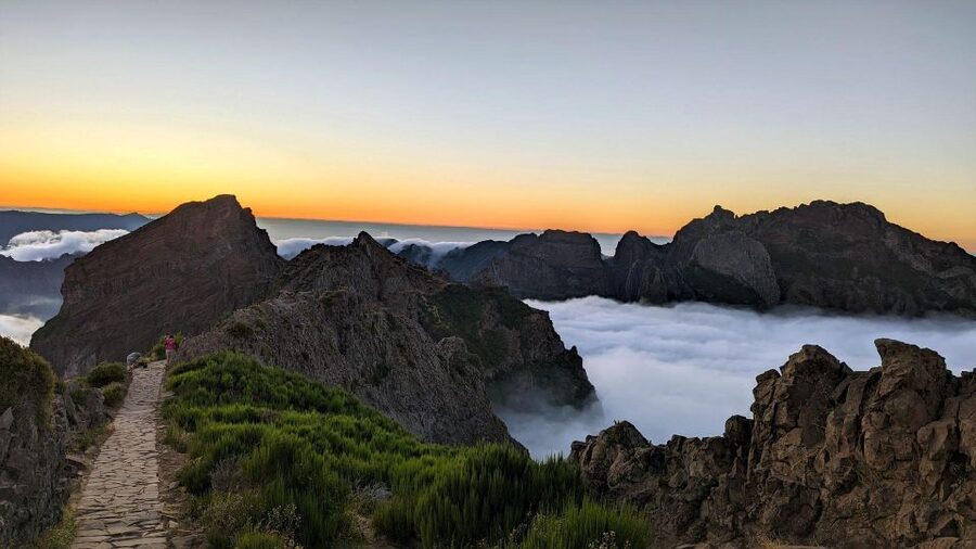 Pico do Arieiro in 4h: Immersive Private Experience (Cabrio) - The short descent and return