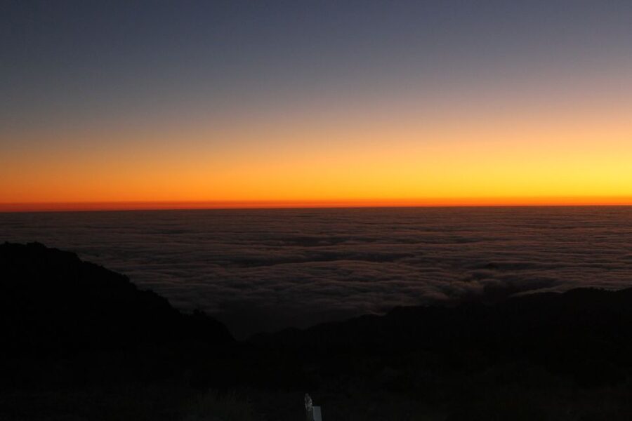 Pico do Arieiro: Private 4x4 Sunrise Trip with Hot Drinks - Leaving Funchal before the island wakes