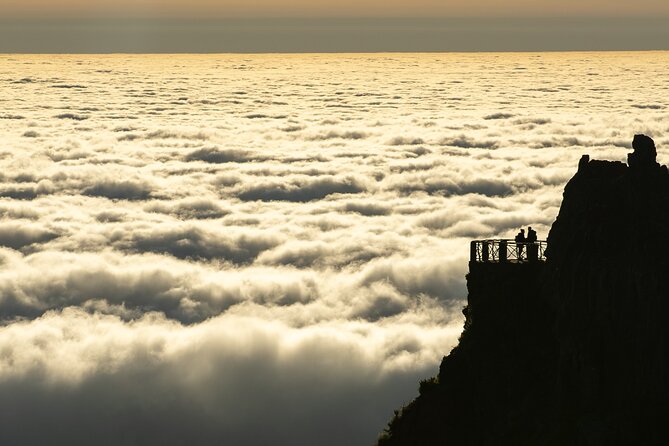PR1 Sunrise Pico do Arieiro Self-Guided Hiking Transfer - Sunrise above the clouds at Pico do Arieiro