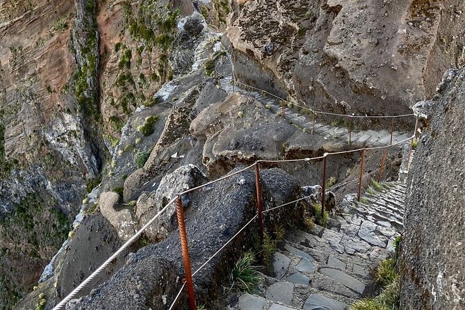 Sunrise Transfer To Pico Do Arieiro, Hike To Pico Ruivo & Return From Teixeira - Who should book this experience?
