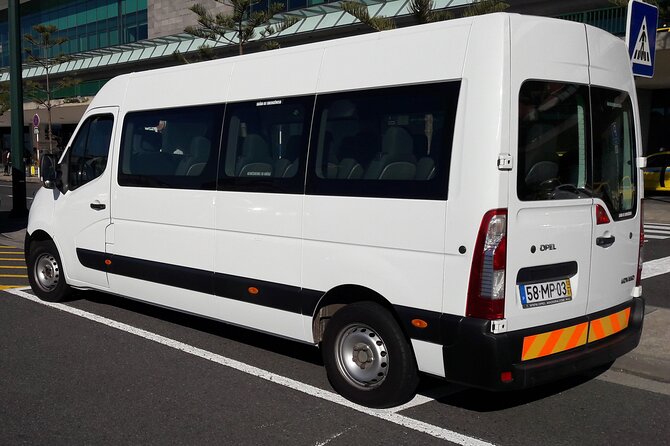 Transfer Privado e Confiável: Aeroporto → Funchal (ou vice-versa) - A name sign makes Madeira Airport less stressful