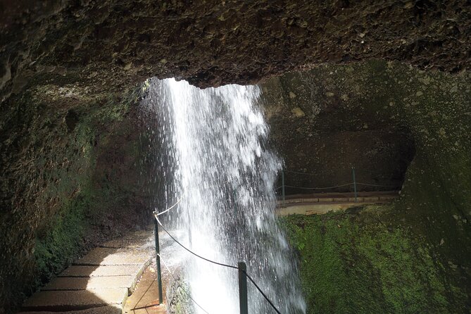 Wet your hair in the amazing Moinhos/Nova Levada - Key points at a glance
